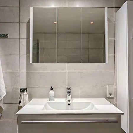 Modern Easy-living In Neighborhood Apartment