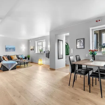 Modern Easy-living In Neighborhood Apartment