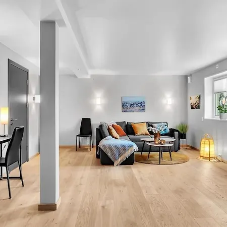 Modern Easy-living In Neighborhood Apartment